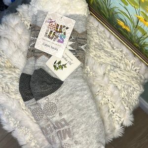 NWT Muk Luks Patterned Cabin Slipper Socks